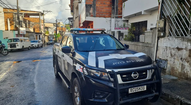 Viatura no bairro de Tancredo Neves, em Salvador (Foto: Rildo de Jesus/TV Bahia)