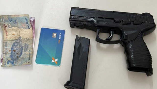 O suspeito foi detido com uma arma falsa depois de ter ameaçado funcionários de uma loja (Foto: Divulgação/PM-BA)