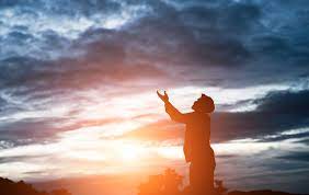 Deus capacita os cristãos para o ministério, a fim de falarem em Seu nome com confiança em Sua presença permanente: 'Jesus, aproximando-se, falou-lhes, dizendo:— Toda a autoridade me foi dada no céu e na terra. Portanto, vão e façam discípulos de todas as nações, batizando-os em nome do Pai, do Filho e do Espírito Santo, ensinando-os a guardar todas as coisas que tenho ordenado a vocês. E eis que estou com vocês todos os dias até o fim dos tempos' (Mateus 28:18–20) - Ilustração Google