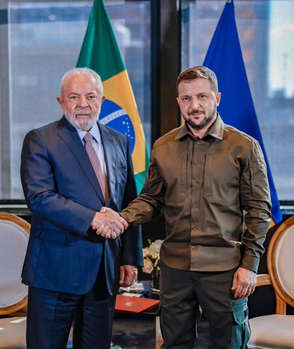 A mensagem foi acompanhada de uma foto que chamou a atenção por mostrar um Lula sem o seu habitual sorriso, durante o aperto de mãos protocolar com o líder ucraniano. - Foto: Reprodução
