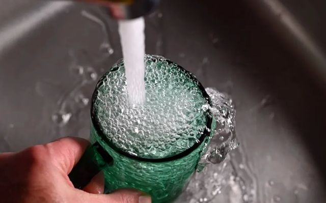 Estudo mostrou que uma mistura de 27 tipos de agrotóxicos foi encontrada na água consumida por parte da população de 210 municípios brasileiros (Foto: Reprodução)