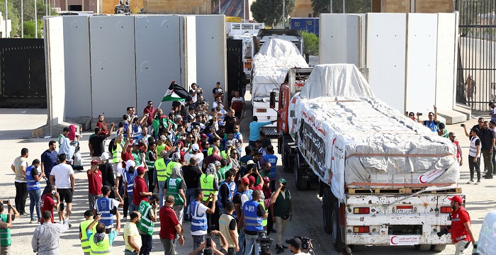Os militares israelitas disseram que a ajuda humanitária iria apenas para as zonas do sul do enclave, onde os civis palestinos foram forçados a se reunir para evitar os combates de Israel com o Hamas. Reuters