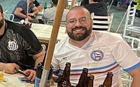 Médico usava camisa do time no momento do crime, como mostra uma foto postada por uma das vítimas - Reprodução