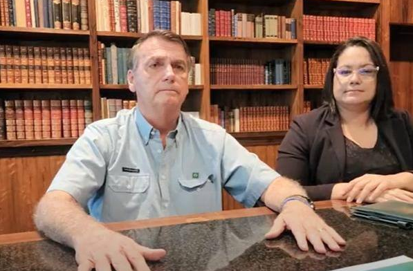 Bolsonaro em uma de suas lives para apoiadores (Foto: Reprodução/Youtube)