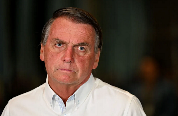 Relatora solicitou que Bolsonaro responda por quatro crimes durante a leitura que deve durar a sessão desta terça (Foto: Evaristo Sá/AFP)