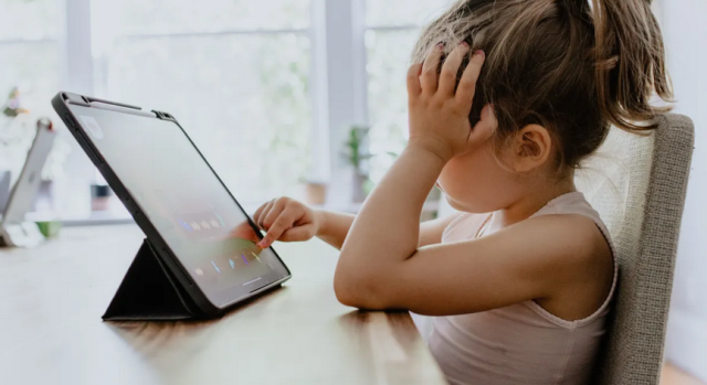 24% dos entrevistados relataram ter começado a se conectar à rede na primeira infância (Foto: Reprodução)