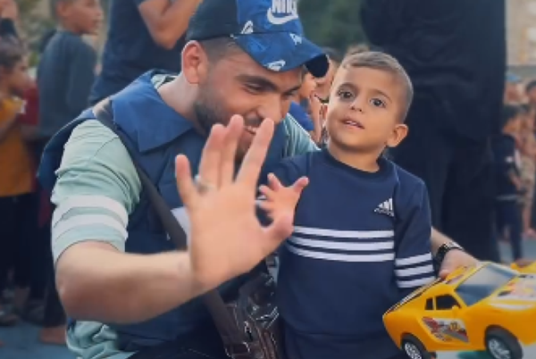 Muhammad Abu Louli está refugiado com a família em escola das Nações Unidas (Foto: Reprodução)