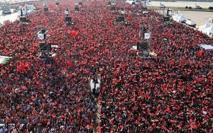 A exemplo de outras cidades no mundo, uma multidão se reuniu em Istambul, na Turquia, para pedir o fim dos ataques a Gaza A exemplo de outras cidades no mundo, uma multidão se reuniu em Istambul, na Turquia, para pedir o fim dos ataques a Gaza