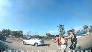 Ao fundo, caído atrás do carro branco, um homem que participava da rave, já caído e ferido, é assassinado a tiros de fuzil - Foto Web