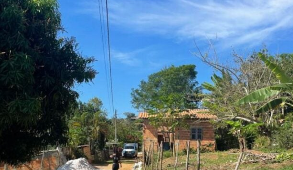 O corpo estava na casa da vítima, no bairro do Alto de Conquista (Foto: Reprodução)