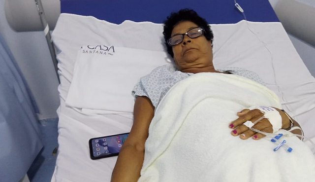 Dona Rita de Cássia, que sofre com câncer agressivo e vem tendo o seu sofrimento ignorado pela autoridade de Saúde do Estado, mesmo com ordem da Justiça a favor da paciente - Foto: Arquivo familiar