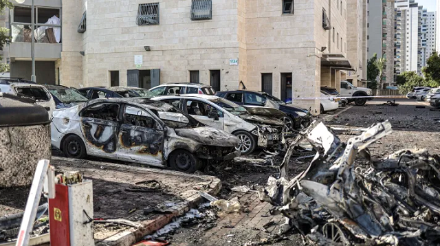 Danos causados ​​por um ataque de foguetes vindo de Gaza por militantes palestinos do Hamas neste sábado (7) (Foto: Ilia Yefimovich/picture Alliance via Getty Images)