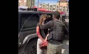 Mulher israelense sendo sequestrada por homens do Hamás, durante o ataque - Reprodução Web