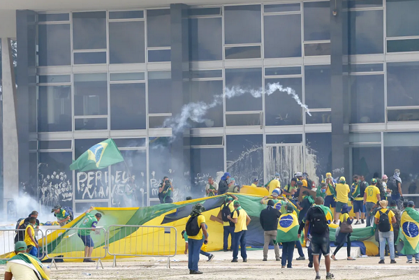 Bolsonaristas durante a intentona golpista de 8 de janeiro (Foto: Reprodução)
