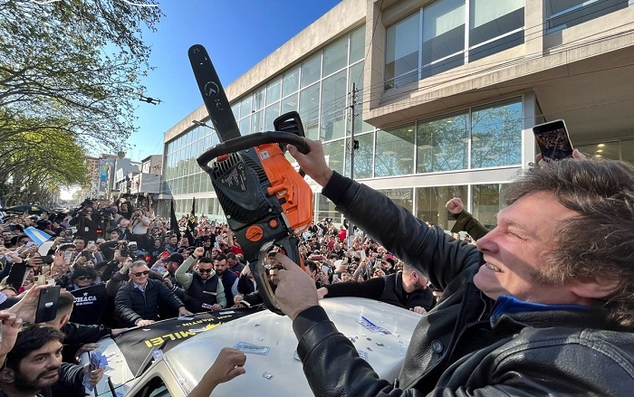 Motosserra de Milei é o equivalente à 'arminha' de Bolsonaro: discurso violento semelhante