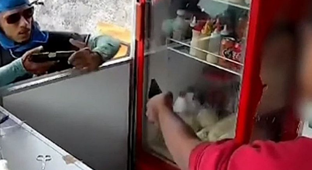 O crime aconteceu nesta quarta-feira (8) em Vila de Abrantes; atendente não ficou ferido (Foto: Divulgação Reprodução/Record Bahia)