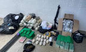 Além dos explosivos, foram achados 37 tabletes e 1,8 mil trouxas de maconha e 2 mil pinos de cocaína- Foto: Divulgação
