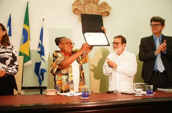 Creuza Maria Oliveira, 65 anos, recebeu o título da faculdade da Universidade Federal da Bahia (Foto: Ana Lucia Albuquerque/CORREIO)