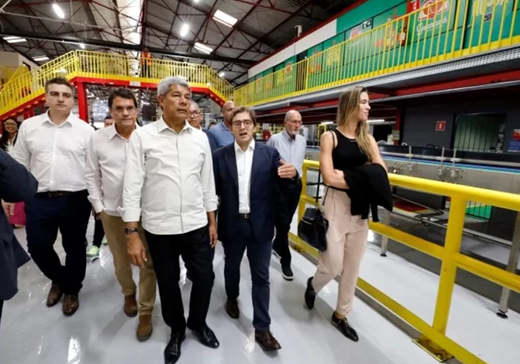Governador Jerônimo Rodrigues (PT) durante visita as instalações da fábrica (Foto: Reprodução)