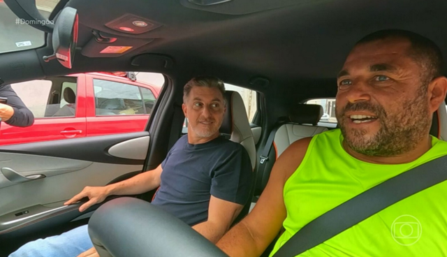 Luciano Huck, que estava circulando nas ruas do município baiano com um BYD Dolphin, encontrou Jamil com seu carro quebrado no meio da rua (Foto: Reprodução)
