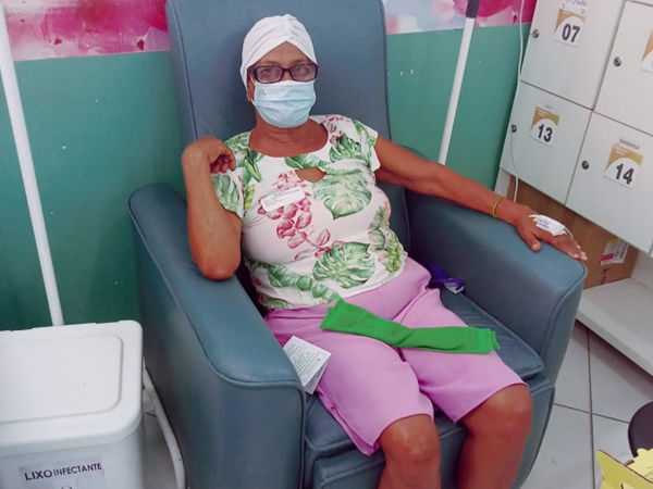Dona Rita de Cássia sofre com câncer agressivo e vinha tendo o seu sofrimento ignorado pelas autoridades de Saúde do Estado mesmo com ordem da Justiça a favor da paciente (Foto: Arquivo familiar)