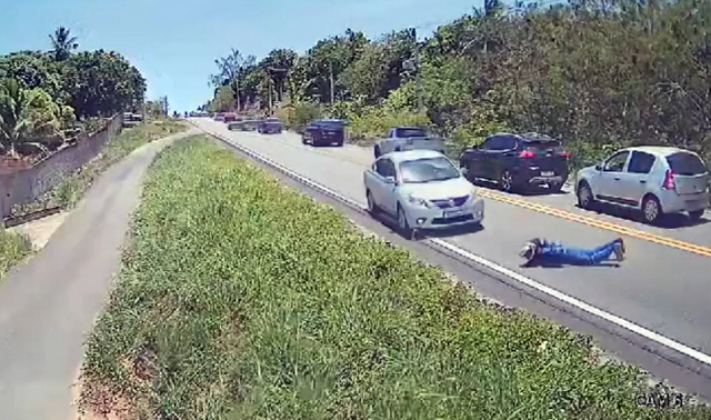 Motociclista cai e é atropelado na Estrada da Cascalheira (Foto: Reprodução/Redes Sociais)