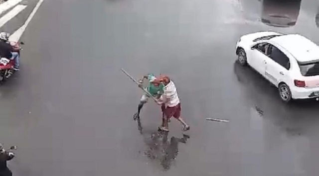 O agressor tentou deixar o local onde ocorreu a briga, mas um homem armado o inteceptou (Foto: Reprodução)