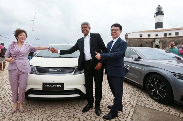 Ideia é capacitar os trabalhadores para uma fábrica com a mais alta tecnologia e levar os brasileiros para se especializar na China (Foto: Feijão Almeida/GOVBA)