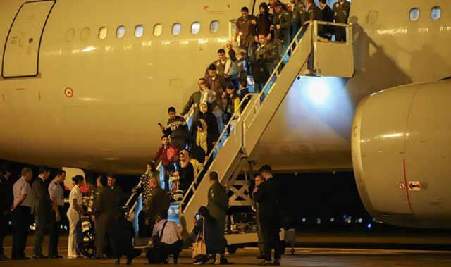 O grupo é formado por 48 pessoas, sendo 11 com dupla cidadania (Brasil-Palestina) e 37 palestinos, parentes de cidadãos brasileiros (Foto: Antonio Cruz/Agência Brasil)
