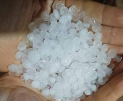 Imagens feitas por moradores mostram o momento que o granizo caiu em ruas e telhados de diferentes pontos do município (Foto: Reprodução)
