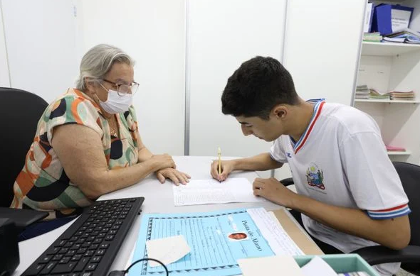 O processo está sendo realizado na própria unidade escolar em que o estudante vai concluir o atual ano letivo (Foto: Feijão Almeida/Divulgação)