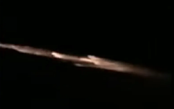 Restos de foguete chinês longa marcha 2 que estava há quase 6 anos rondando a terra, gerou lixo espacial (Foto: Cidadão Repórter/Via WhatsApp)