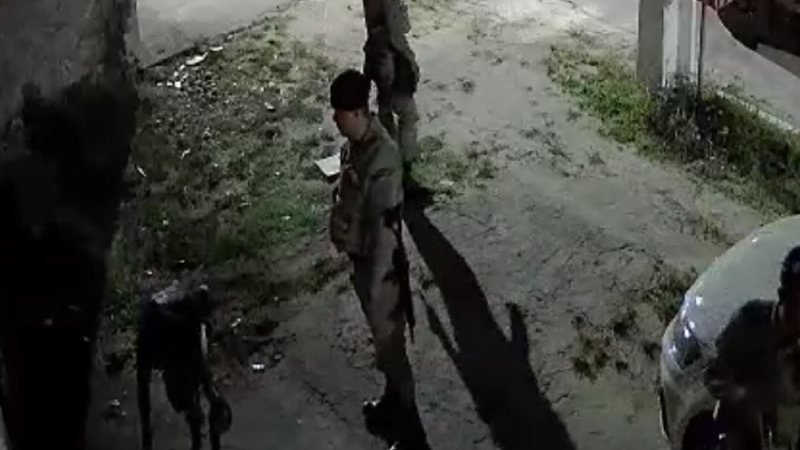 Abordagem feita por policiais militares no mínimo indignos da farda... - Reprodução/Vídeo (Legenda: CFF)