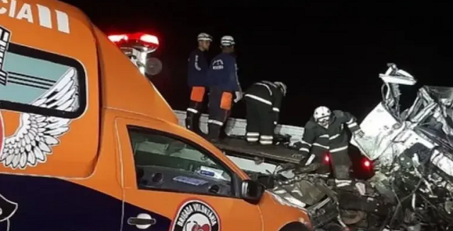 Entre as vítimas, estão 22 passageiros do ônibus e três ocupantes do caminhão (Foto: Reprodução/Redes Sociais)