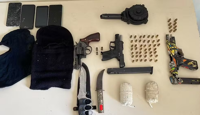 Após perseguição policial na Bahia, granadas, armas, carregadores e munições são apreendidos pela Polícia Militar (Foto: Divulgação/Polícia Militar)