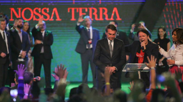 Bolsonaro em culto da Igreja Sara Nossa Terra, ao lado do pastor Robson Rodovalho, em Vicente Pires (DF); medida havia sido decretada pouco antes do início da campanha eleitoral de 2022 (Foto: Reprodução)