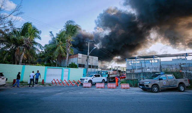 Incêndio em Camaçari é considerado um dos maiores dos últimos anos (Foto: Defesa Civil)