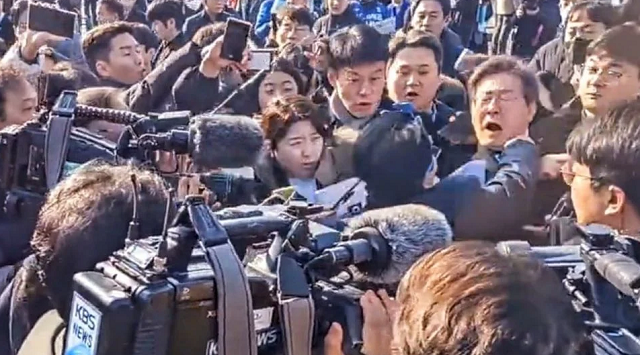 Lee Jae-Myung, líder da oposição da Coreia do Sul, esfaqueado no pescoço (Foto: Twitter/Reprodução)