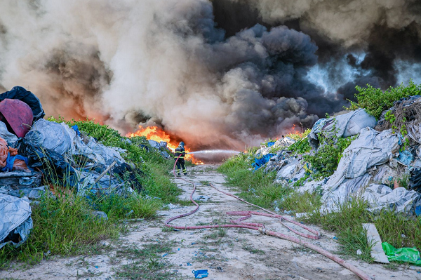 A Defesa Civil suspeita que o incêndio tenha começado na vegetação (Foto: Divulgação/Defesa Civil de Camaçari)
