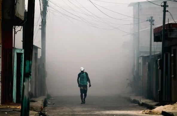 Moradores da região precisaram sair de casa devido à fumaça (Foto: Arisson Marinho/CORREIO)