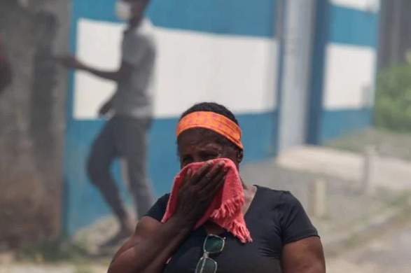 Moradora se protege das fumaças (Foto: Arisson Marinho/CORREIO)