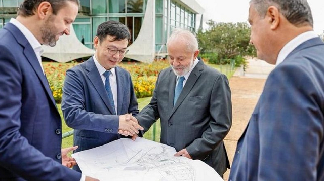 O presidente Lula e os representantes da BYD Brasil se encontraram na manhã desta quarta-feira (24), em Brasília (Foto: Reprodução/Instagram)