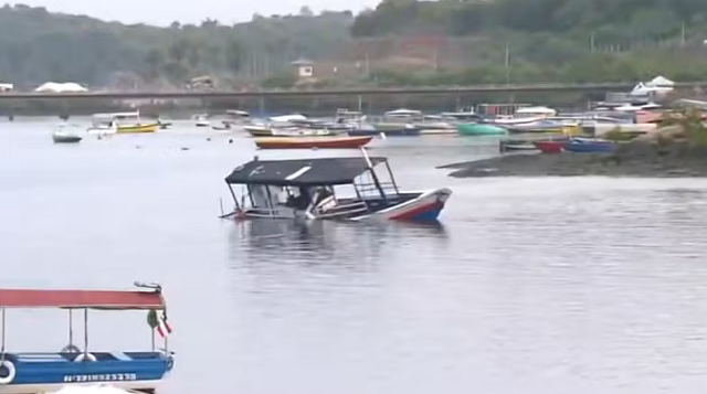 Embarcação naufraga e deixa mortos na Baía de Todos-os-Santos (Foto: TV Globo/Reprodução)