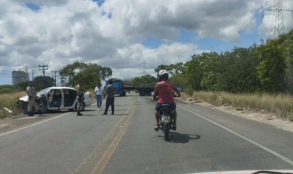 A motorista do carro de passeio ficou gravemente ferida após o veículo que conduzia bater com uma carreta (Foto: Reprodução/Redes Sociais)