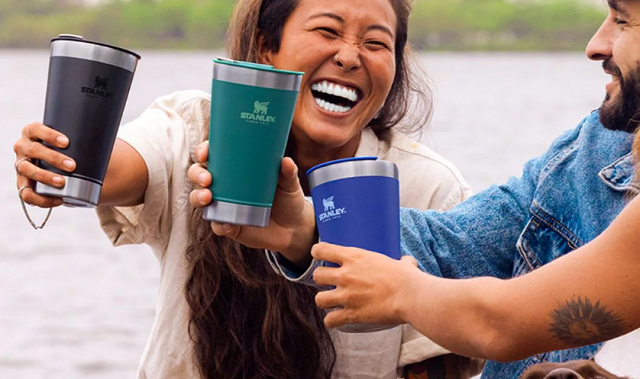 O posicionamento vem após clientes começarem a fazer testes rápidos, que detectaram chumbo nos copos da marca (Foto: Reprodução)