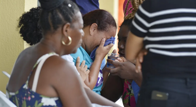 Dona Denilza chora pela filha Alice Maria, de apenas seis anos, que está desaparecida (Foto: Shirley Stolze/Ag. A TARDE)