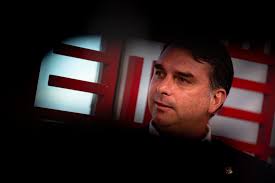 Chefe de gabinete de Flávio Bolsonaro, coronel Braga Grillo pediu a aliados que apaguem seu número do celular e atualizem contato. Na foto, o senador Flávio Bolsonaro