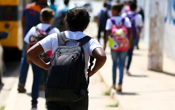 Justificativa do projeto de lei, de evitar que acusados, processados ou condenados por crimes sexuais atendam crianças e adolescentes, está em desacordo com o que foi aprovado, segundo o advogado Ariel de Castro Alves. Texto está em análise no Senado - Foto: Ilustração