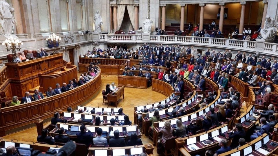 Nova pesquisa aponta tendência de maioria dos partidos mais à direita, mas possível onda de extremistas do “Chega” é o drama vivido no país europeu - Créditos: Assembleia da República de Portugal/Reprodução