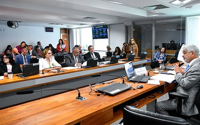 Emenda permite que redução seja feita por acordo individual, desde que o salário não seja alterado - Foto: Geraldo Magela/Agência Senado